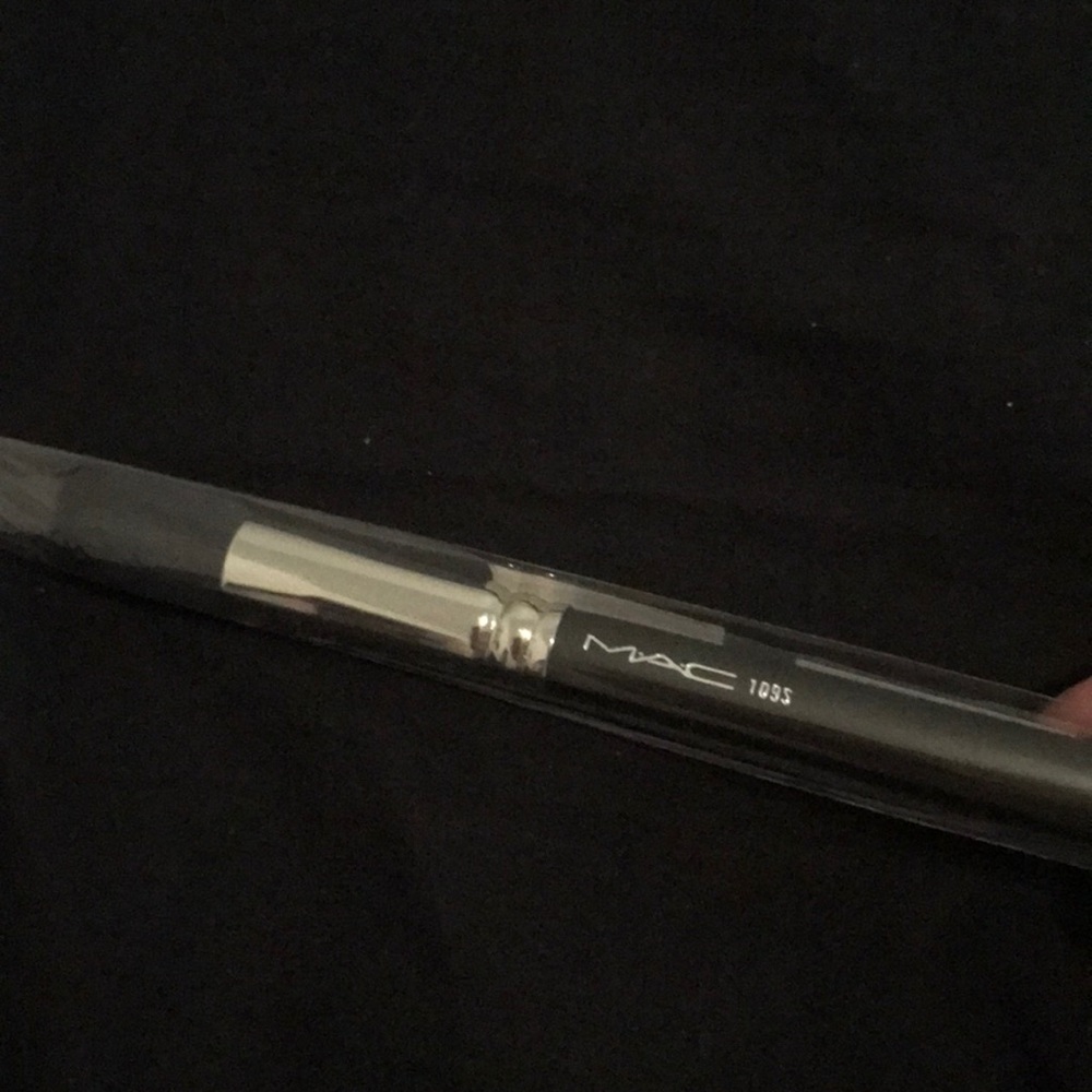 Brand new MAC 109S brush!